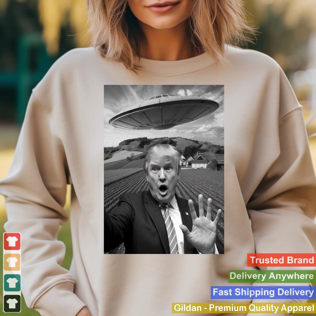 Trump Selfie With Alien UFO Funny Trump Gifts For Men Women_1