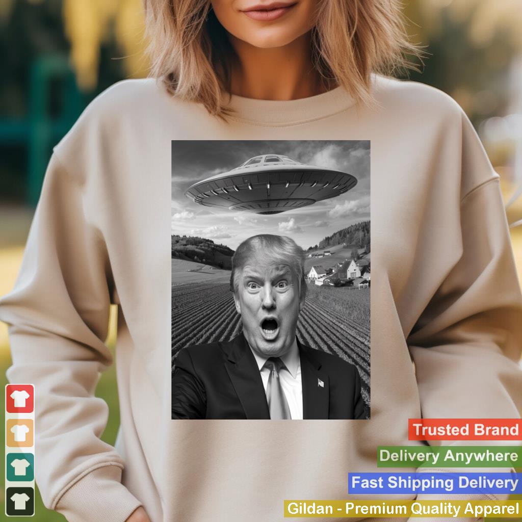 Trump Selfie With Alien UFO Funny Trump Gifts For Men Women_2